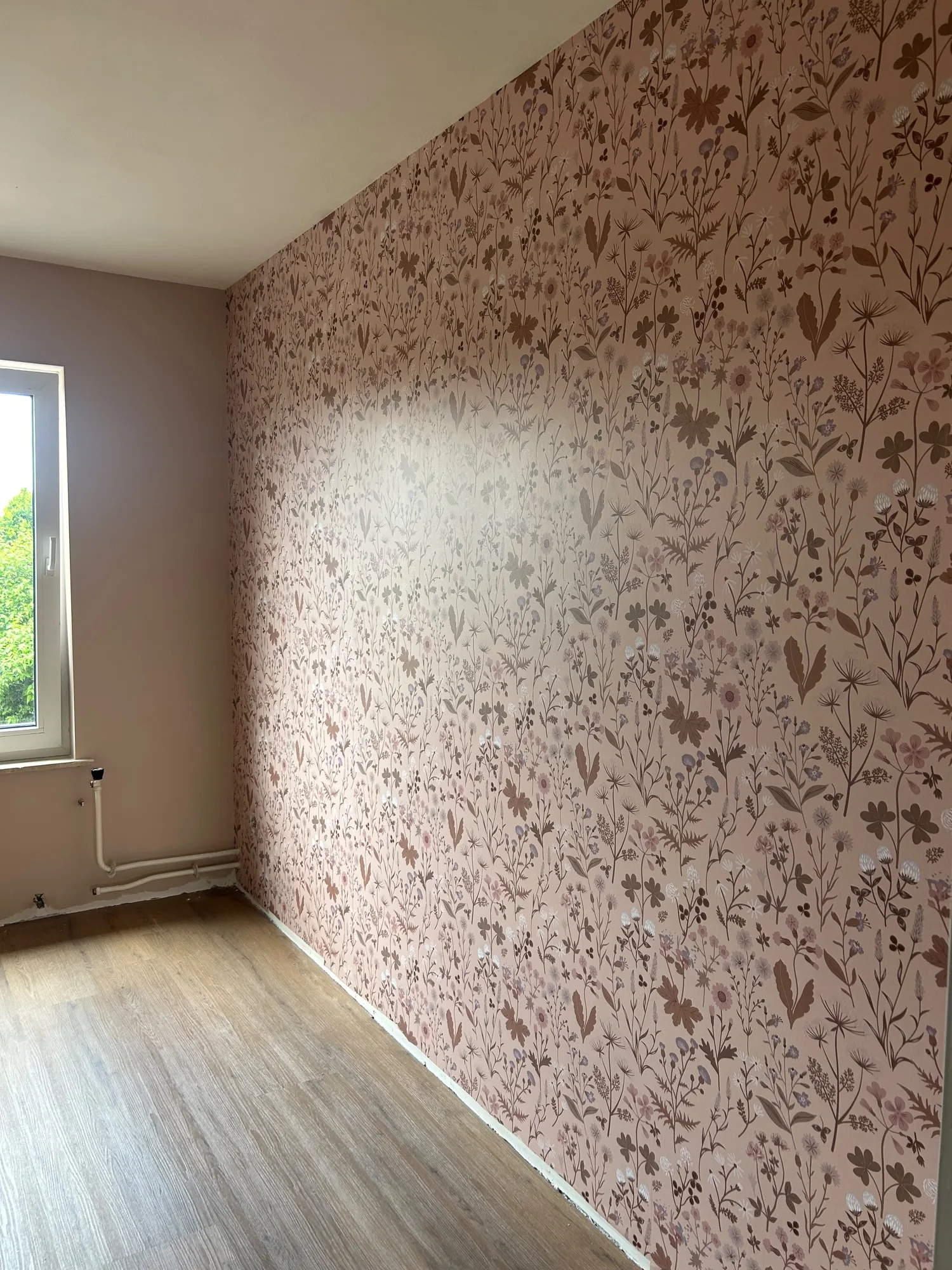 Veldbloemen behang in een slaapkamer