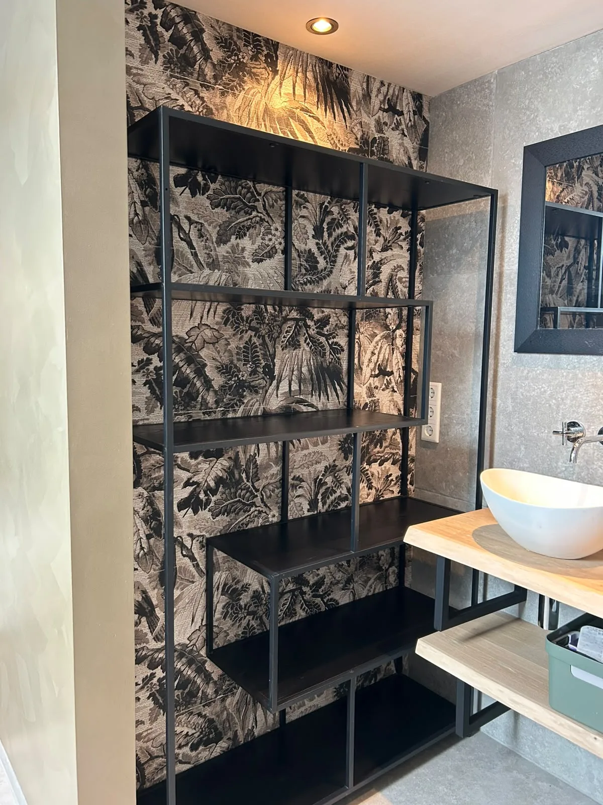 Botanisch behang in een badkamer in Velden