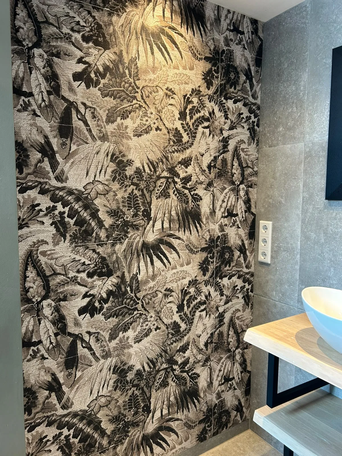 Botanisch behang bij een wastafel in de badkamer