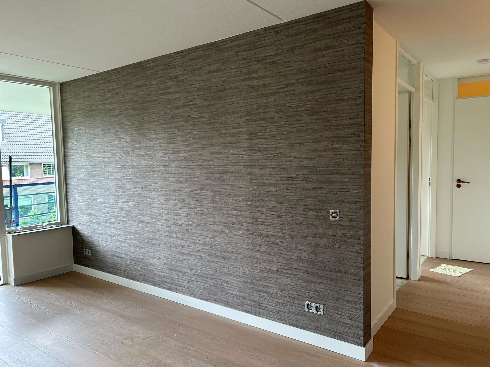 Donkergrijs grasweefsel in een woonkamer in Venlo