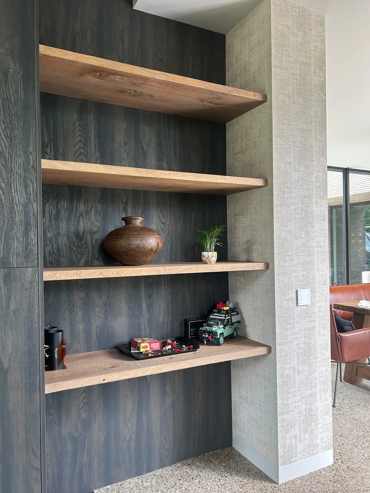 Houtlook behang als kastwand met planken