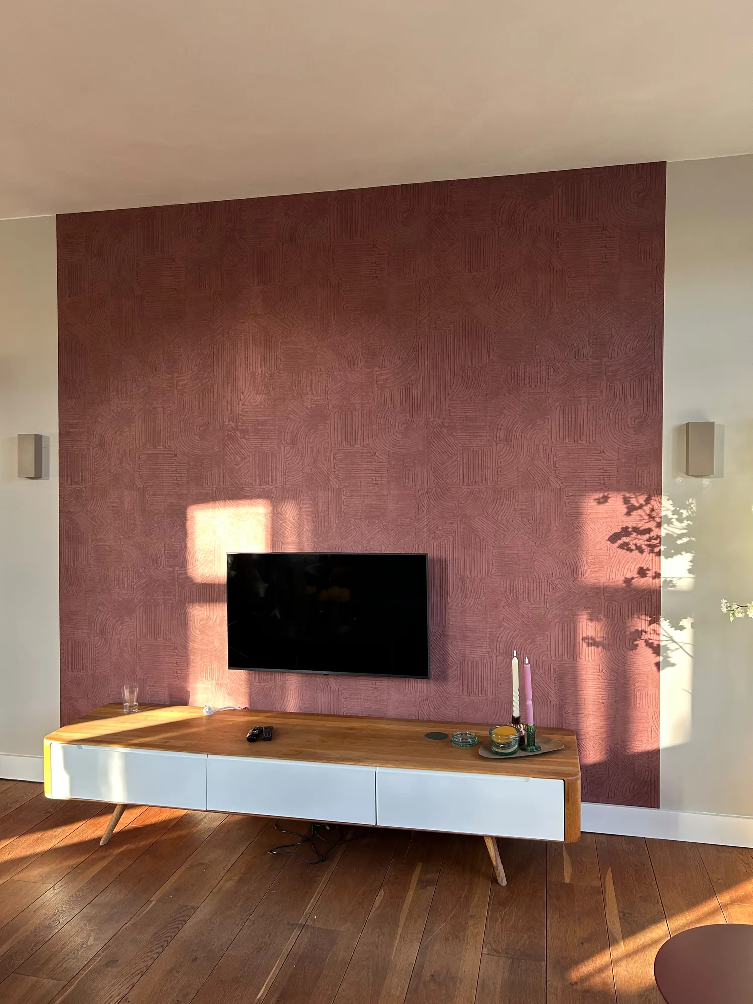 Donkerrood kleurvlak als tv-wand in een woonkamer in Venlo