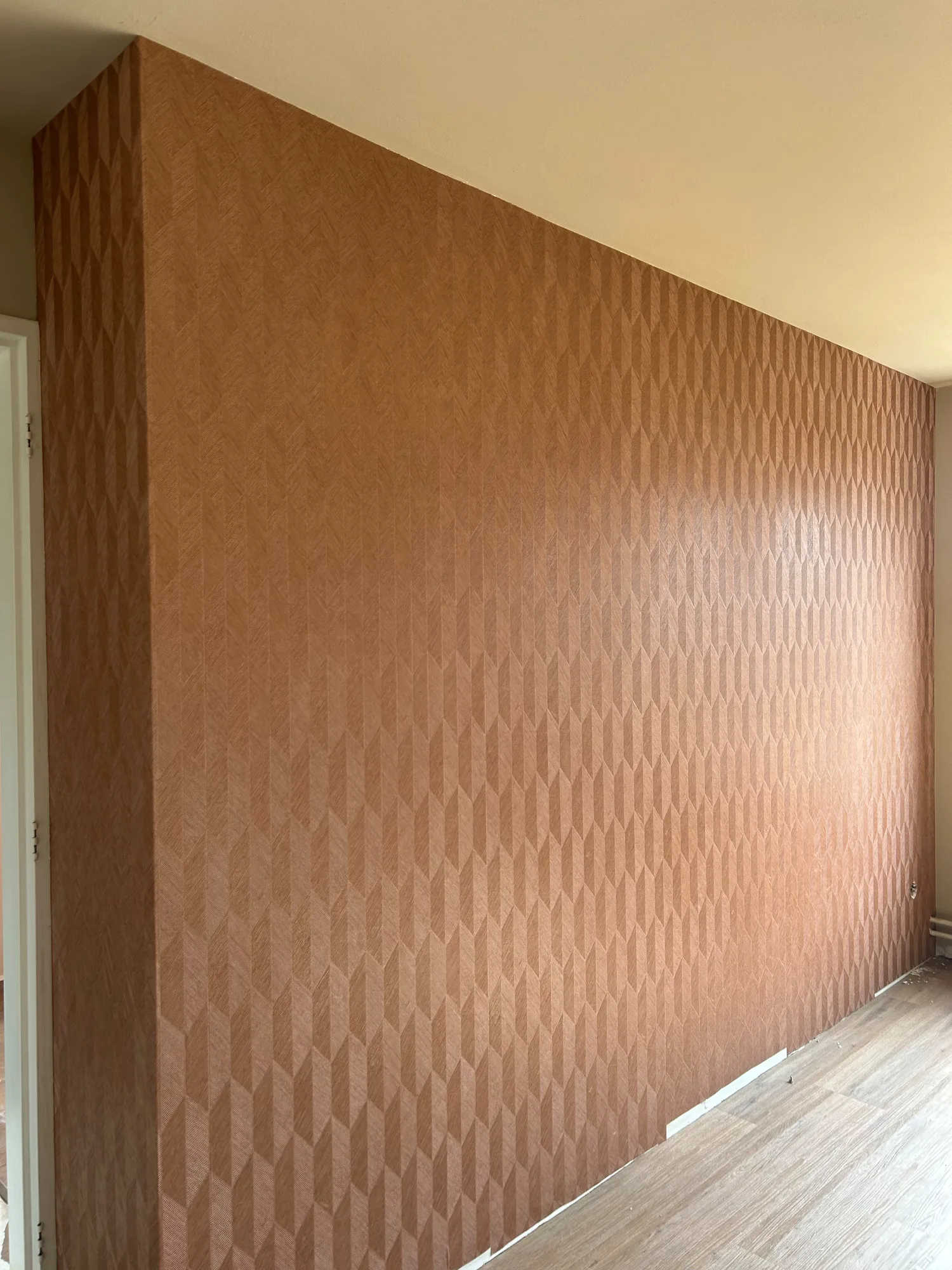 Terracotta kleurvlak met golfpatroon