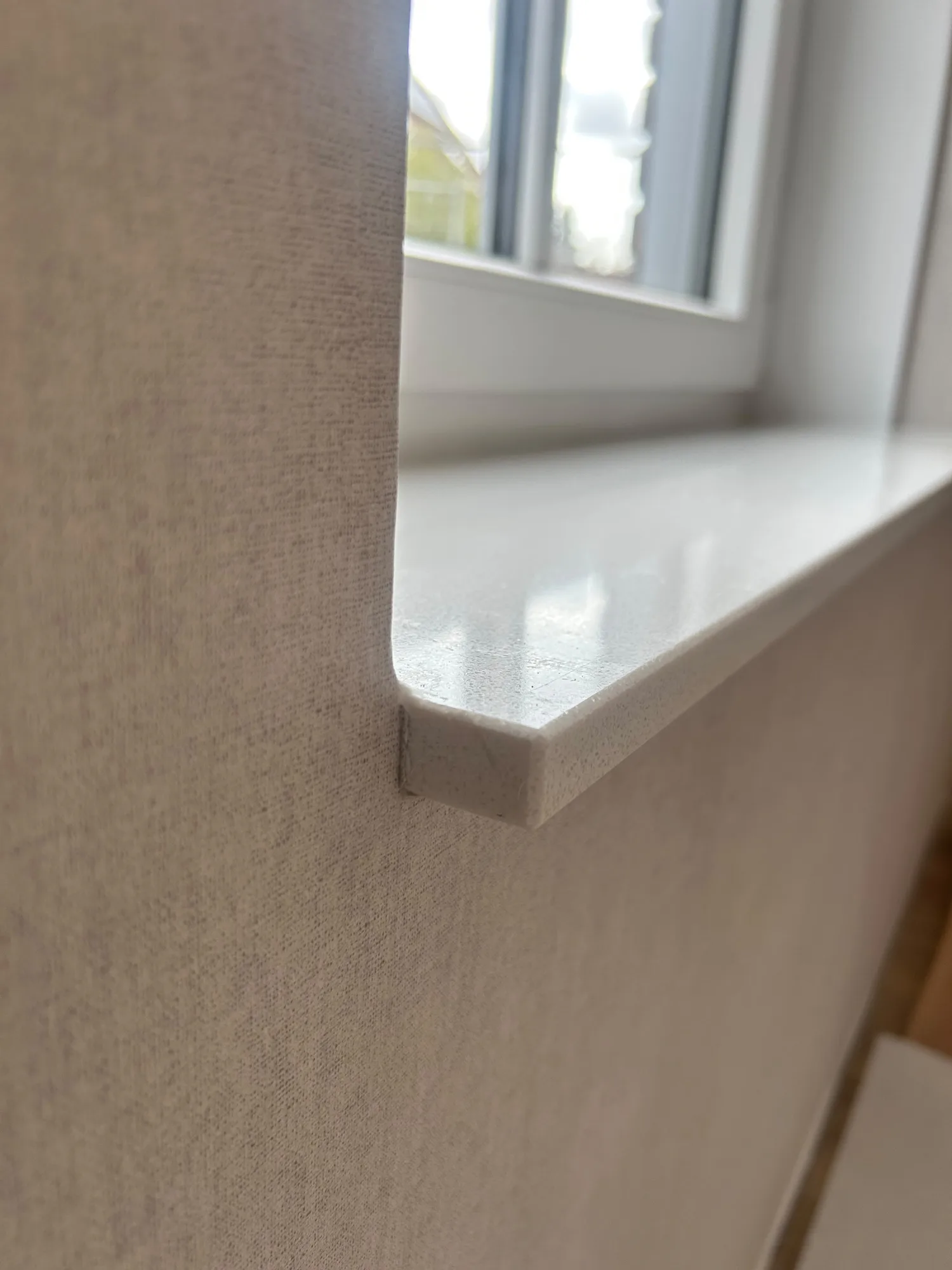 Structuurbehang bij een vensterbank, detail