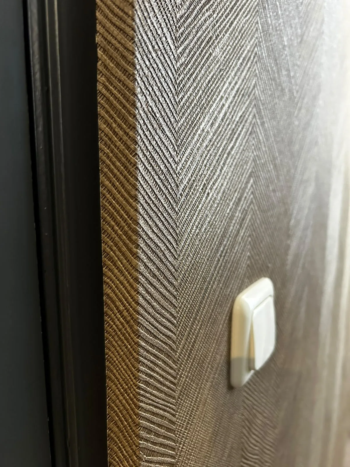 Visgraatstructuur behang, detail
