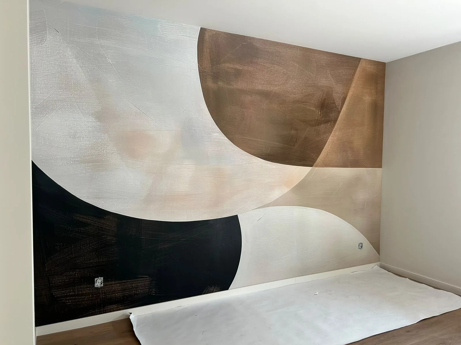 Abstracte wandschildering als middelpunt van de ruimte
